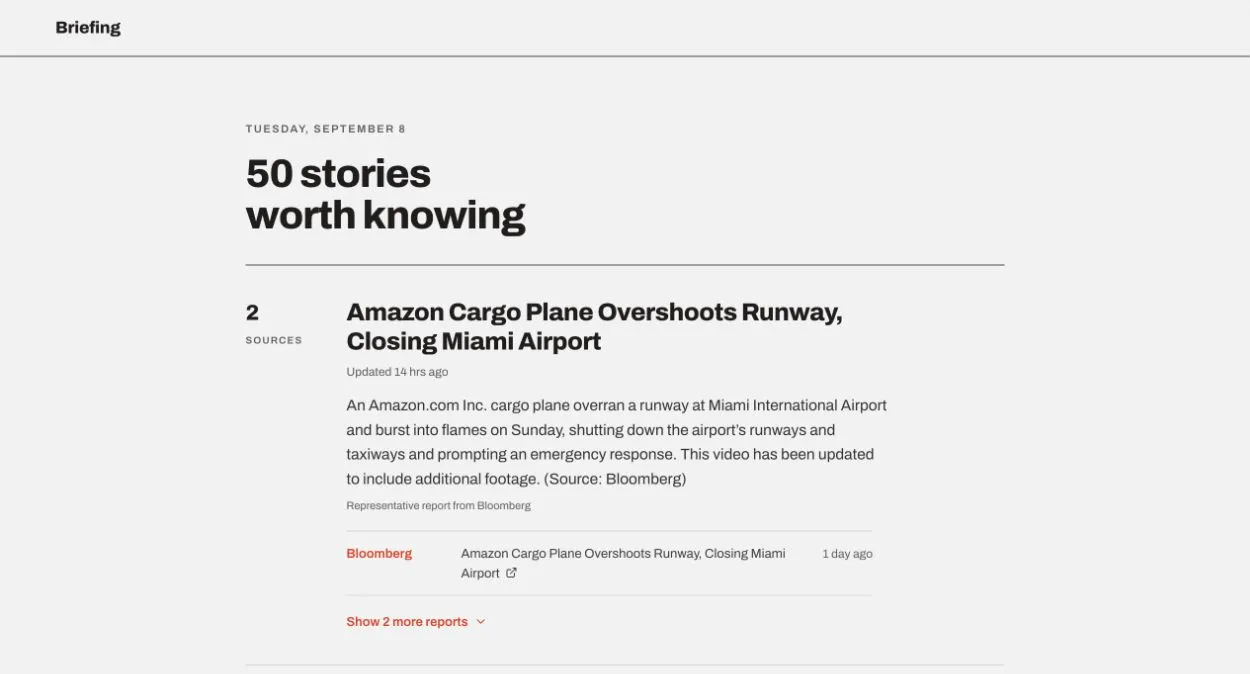 Briefingのトップページ。ヘッダーの下にAmazon貨物機のストーリーが並び、2媒体が報じていることと代表記事へのリンクが見える。